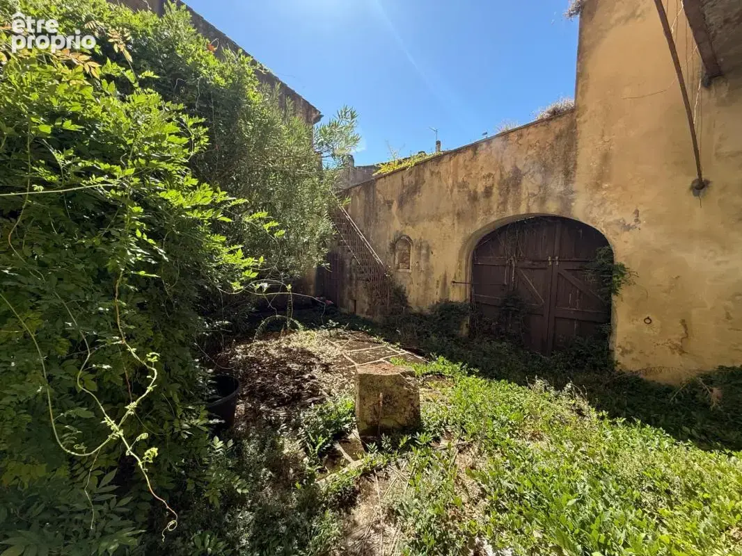 Roquemaure (30150) – hôtel particulier – 460 m² – éléments d’architecture anciens – cour intérieure – garage – terrasse – comble - photo 2