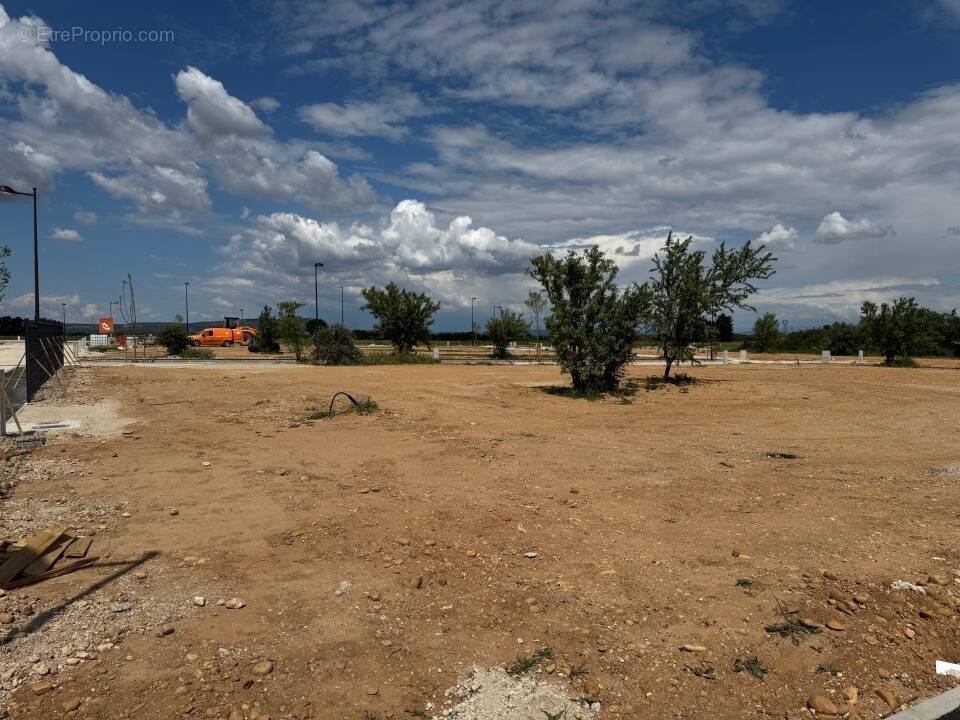 Terrain à LAUDUN-L'ARDOISE