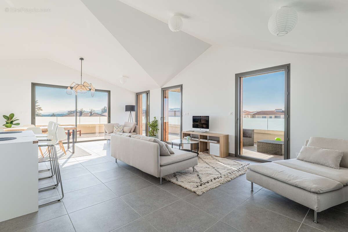 Appartement à LA TOUR-DE-SALVAGNY