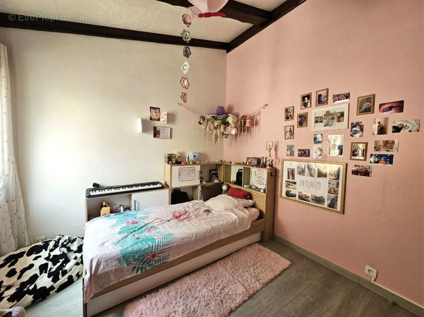 À vendre en exclusivité - Maison lumineuse 3P + 2 pièces avec terrasses, jardin, vue dégagée sur Drap et stationnement - photo 5