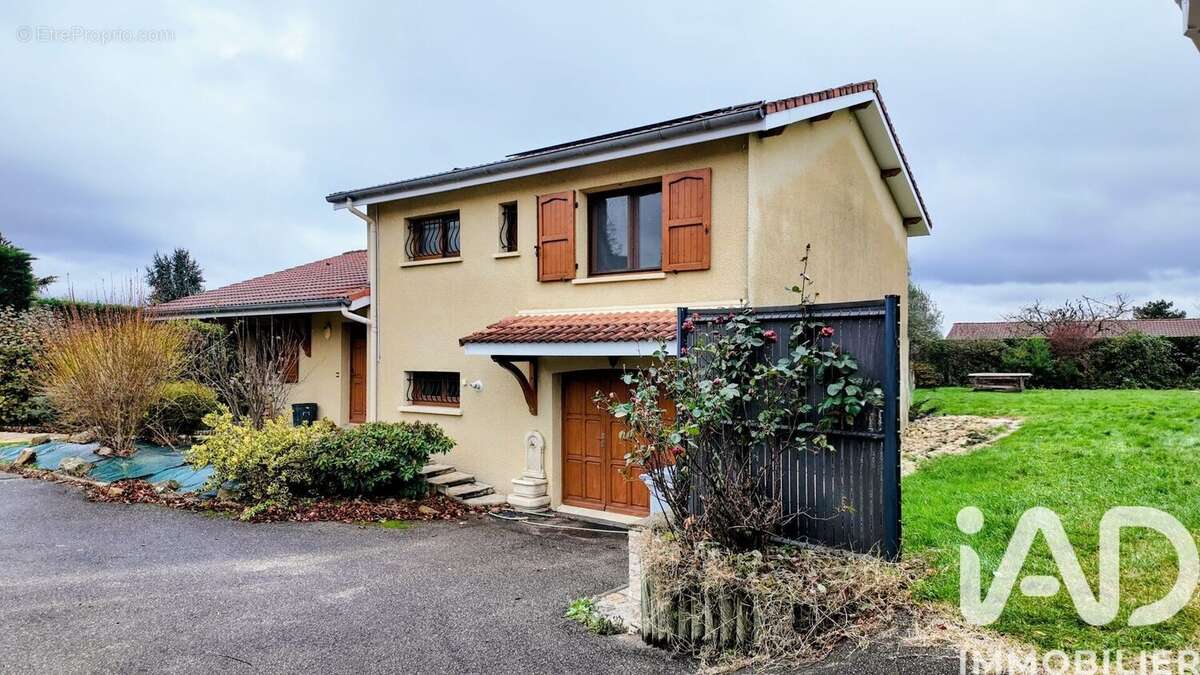 Photo 2 - Maison à SAINT-JUST-SAINT-RAMBERT