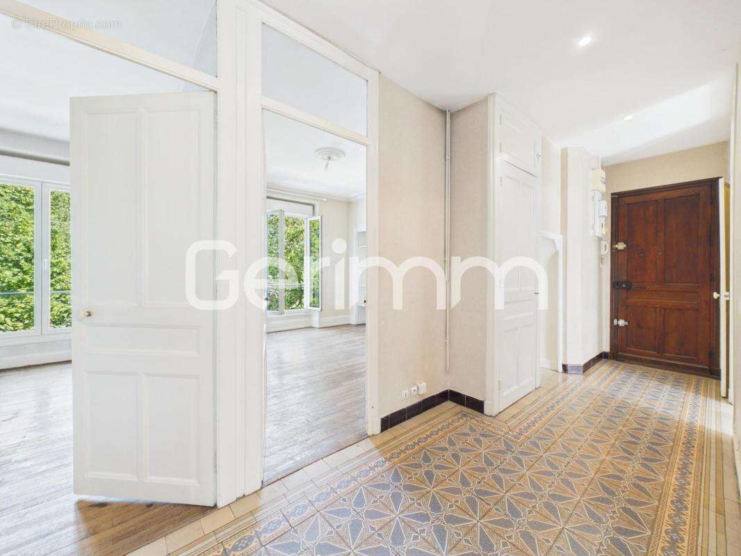 Vente - Appartement - 3 pièces + cuisine - 70 m² - 185 000 € - - photo 5
