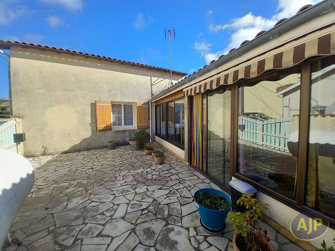 Maison mitoyenne sur la commune de Saint-Estèphe ! - photo 2