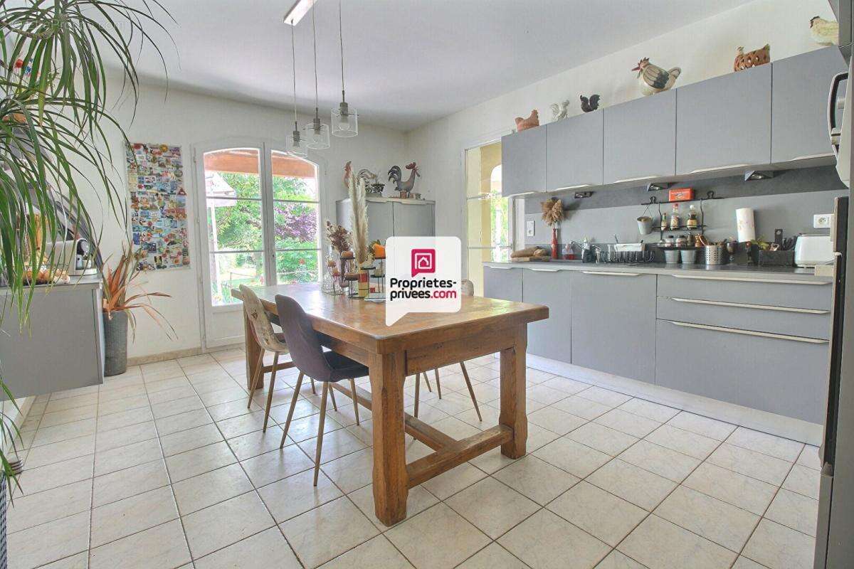 Maison à SAINT-CHAPTES