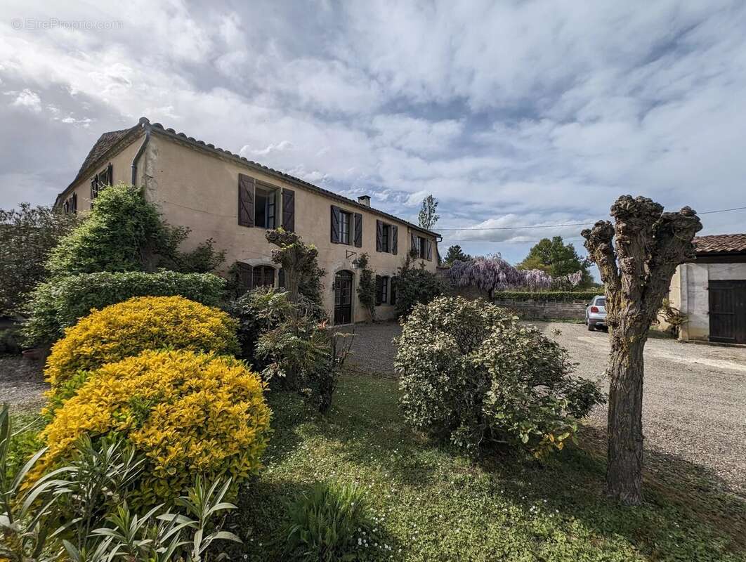 Maison de caractère avec 4 chambres sur 'environ 7318 m². - photo 2
