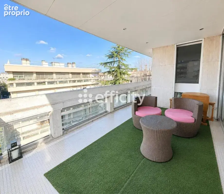 Appartement à NEUILLY-SUR-SEINE