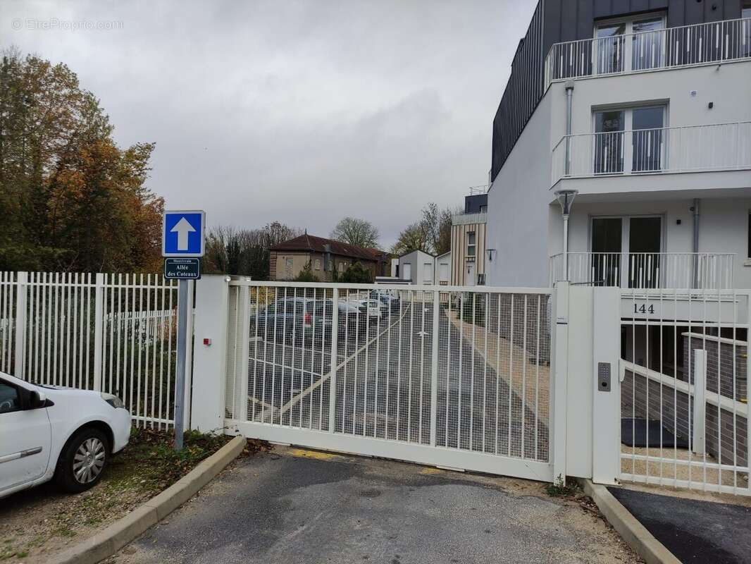 Parking à MONTEVRAIN