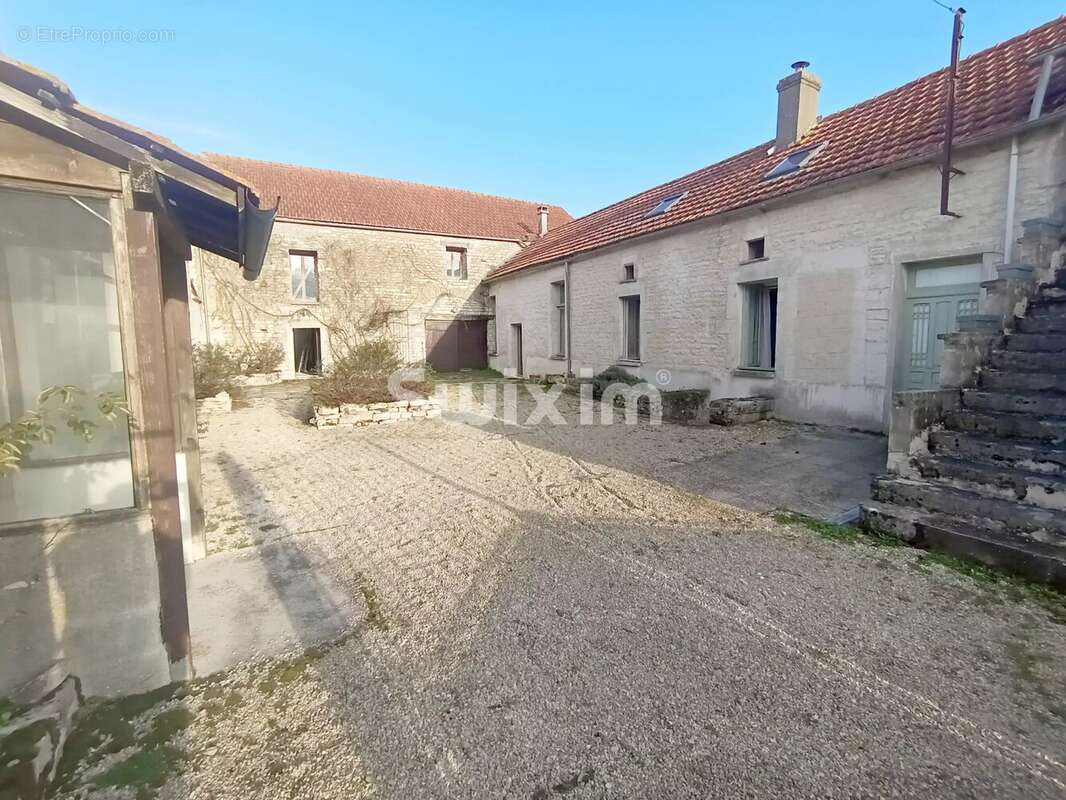 Maison à NOYERS