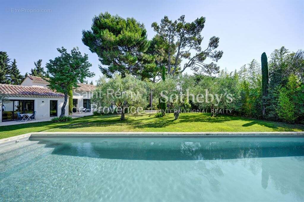 Exclusivité. Rare, Eygalières, belle maison rénovée en centre village avec jardin et piscine - photo 8