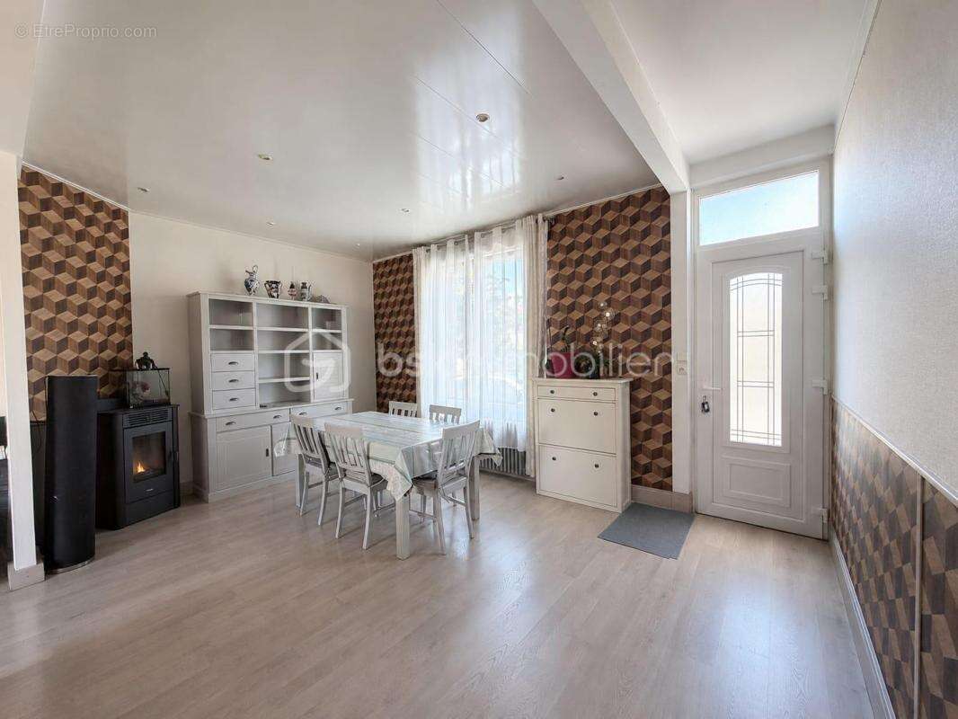 Maison familiale de 107 m² avec garage, jardin et dépendances à Saint-Quentin - photo 2