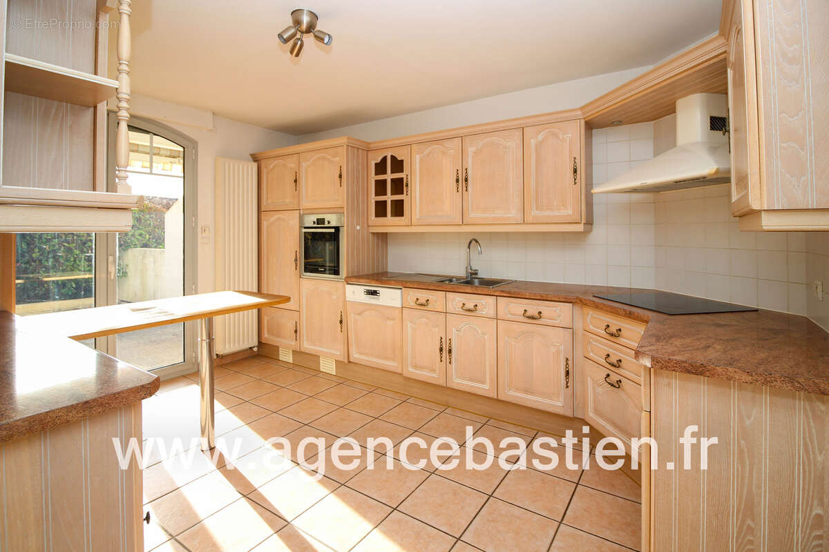 Vente exclusive - t4 de 105 m2 en rez-de-jardin - proche centre-ville - divonne-les-bains - 590.000€ - photo 5