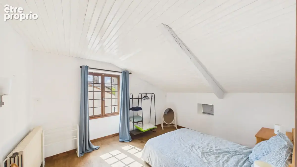 Maison de village française de caractère avec 4 chambres, jardin et dépendances - photo 10