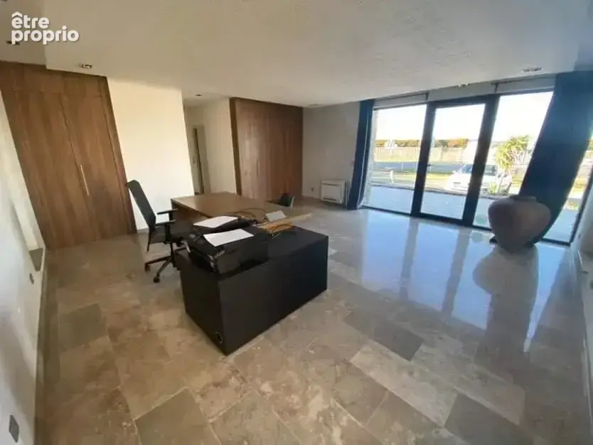 LEZIGNAN-CORBIERES Local professionnel de 115 m² - photo 2