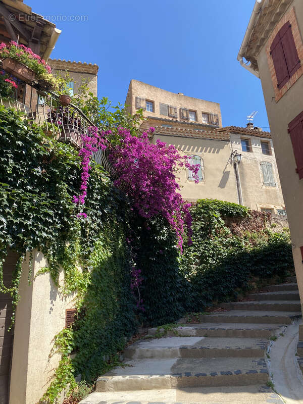 Maison à MONTOULIERS