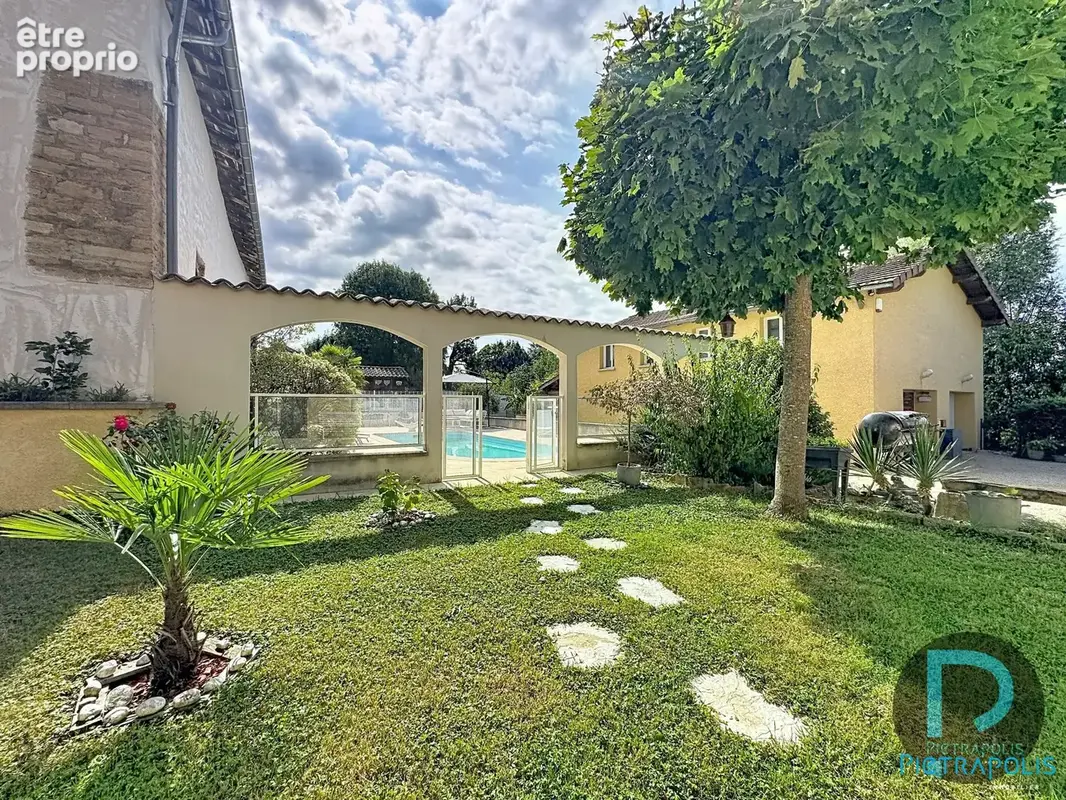 Maison 8 pièces 242 m² à vendre à Saint-Etienne-Sur-Chalaronne (01140) - photo 2