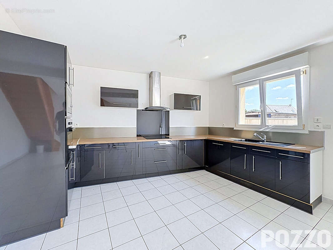 À VENDRE - Maison dans le bourg de Bréhal avec vie de plain-pied ! - photo 4