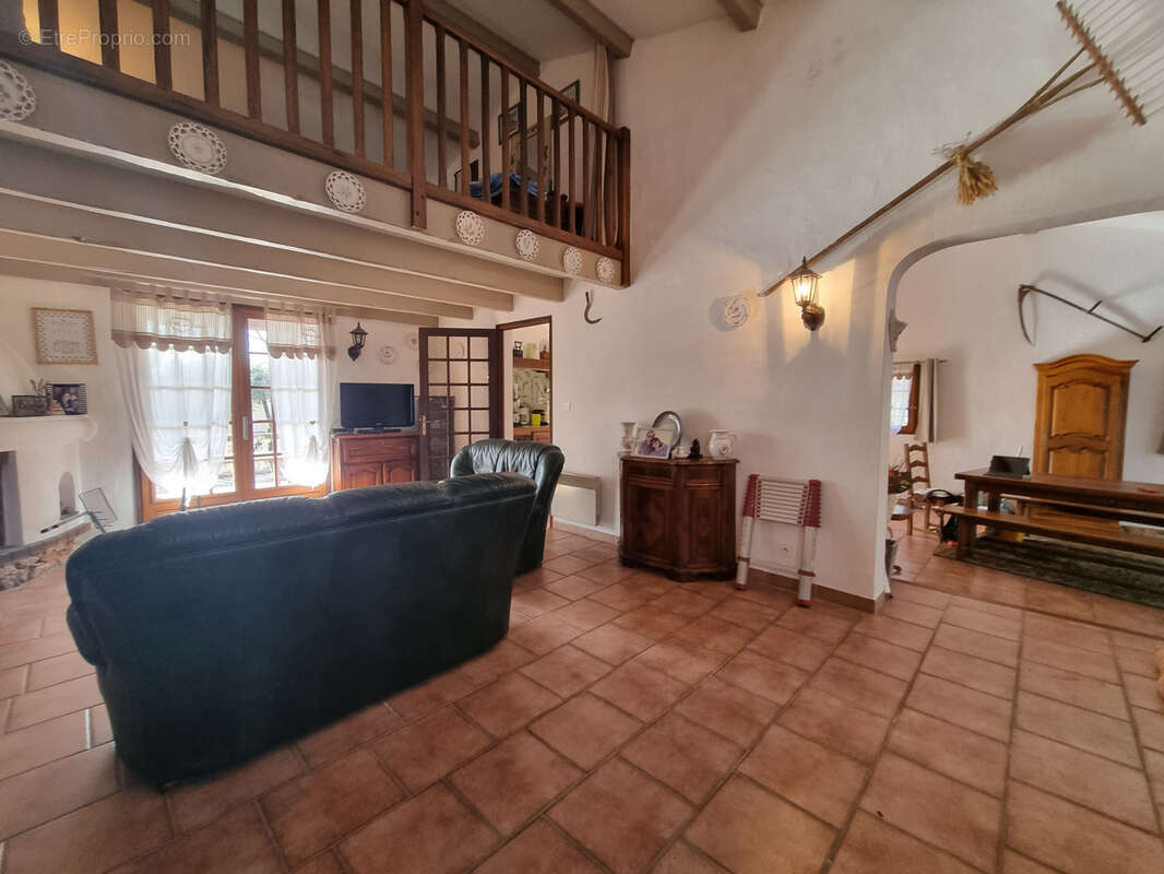 Appartement à REGUSSE