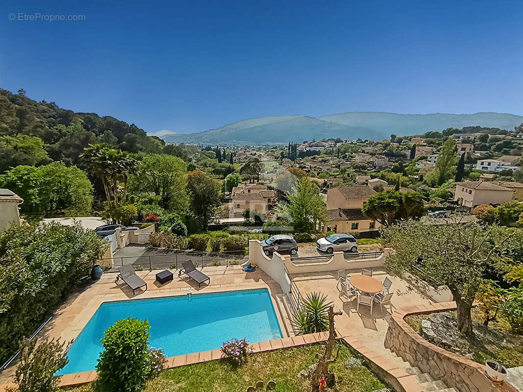 Maison à LA ROQUETTE-SUR-SIAGNE