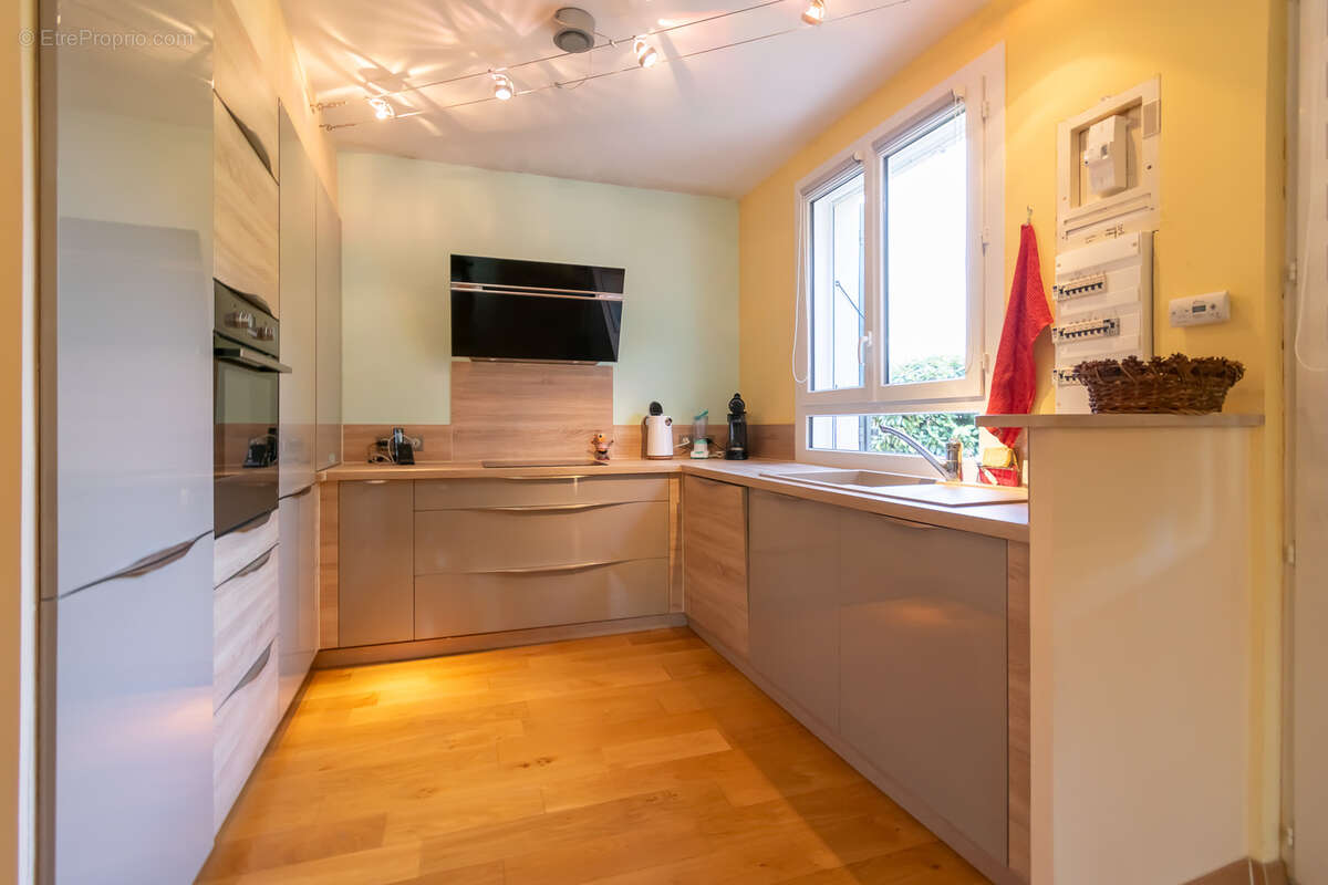 Maison individuelle avec véranda, garages et vidéosurveillance - photo 7