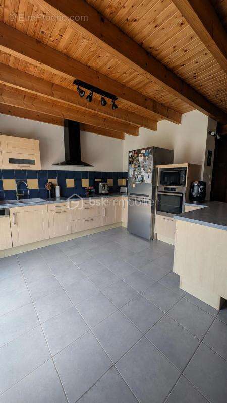 Maison chaleureuse proche mer avec grand garage et beau potentiel - photo 5