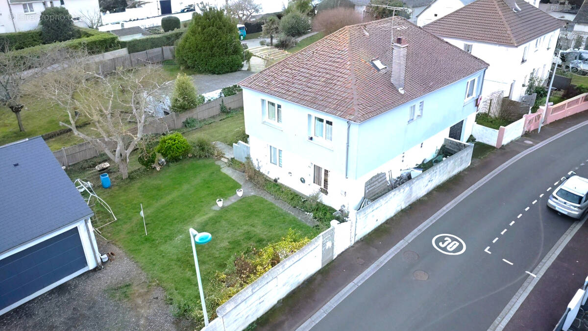 Maison à DONVILLE-LES-BAINS