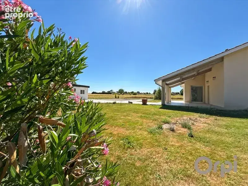 En campagne, avec vue, sur un terrain proche de 3000 m², agréable maison individuelle de plain pied avec garage et piscine - photo 6