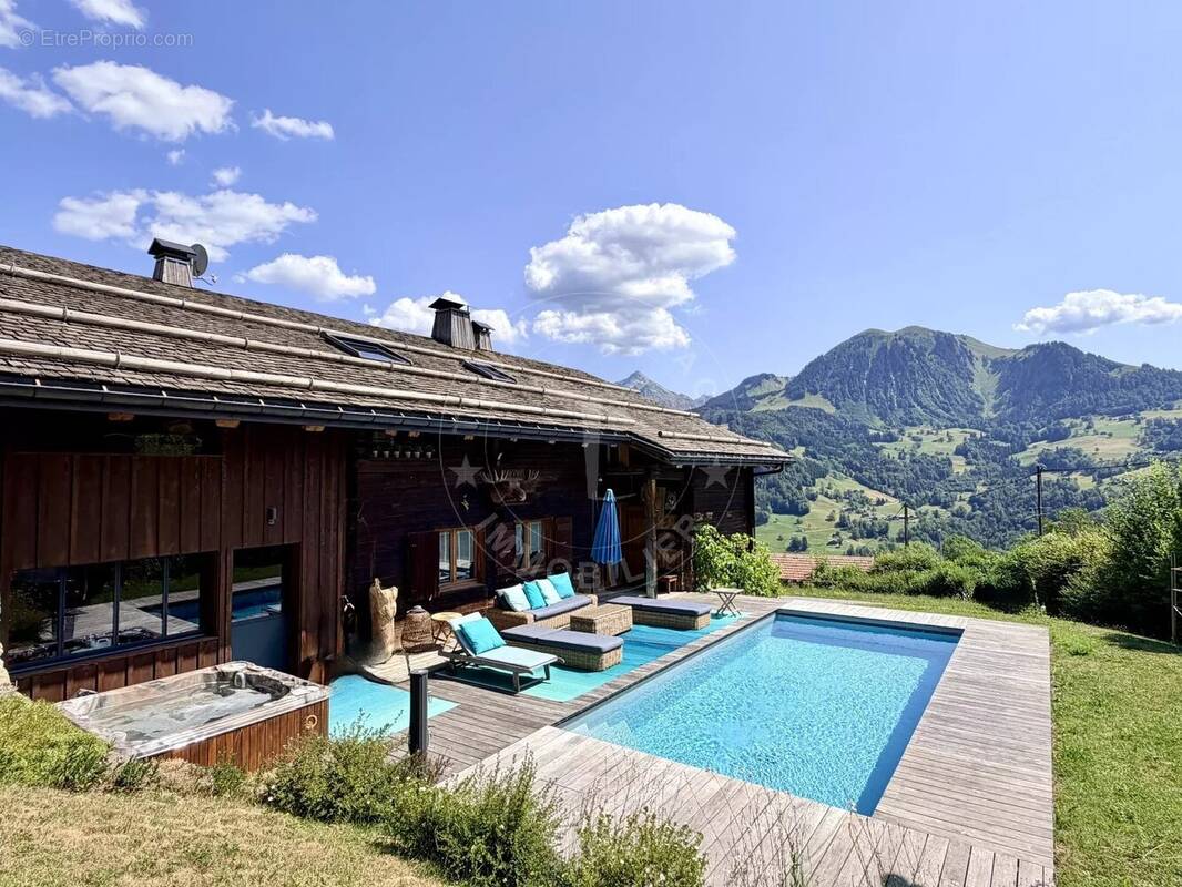 Ferme manigodine d’exception de 1800 – 380 m² habitables – terrain de 3 000 m² – vue panoramique - photo 1