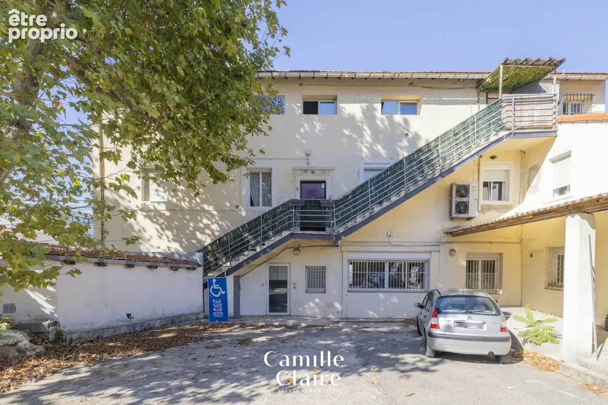 Local professionnel 142m2 + 3 stationnements + cour privative - photo 15