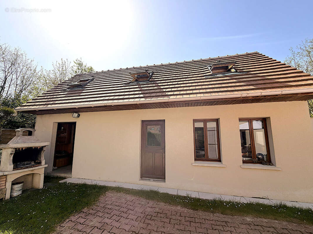 Charmante maison de 111 m2 avec dépendance - 5 pièces à Thiers-sur-Thève ! - photo 15