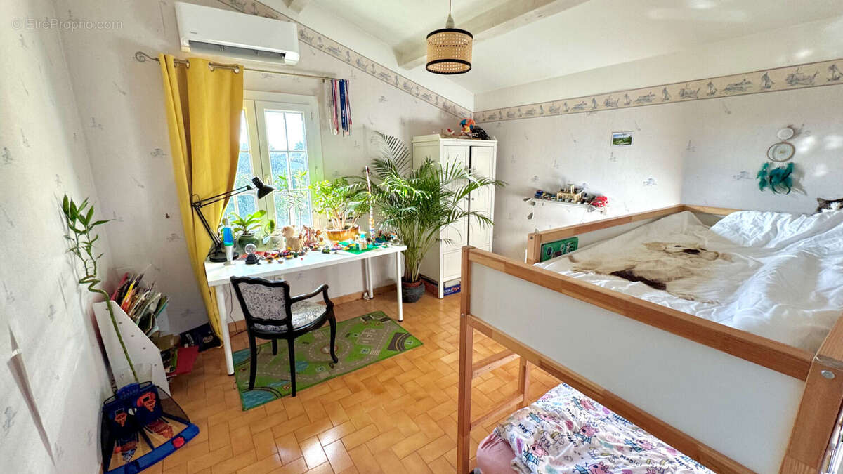 Maison à ENTRAIGUES-SUR-LA-SORGUE