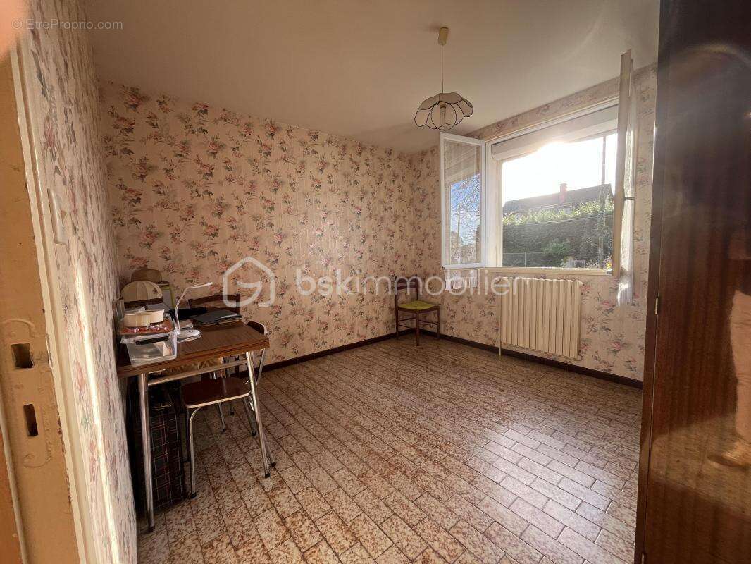 Maison à SAINT-PIERRE-DE-CHIGNAC