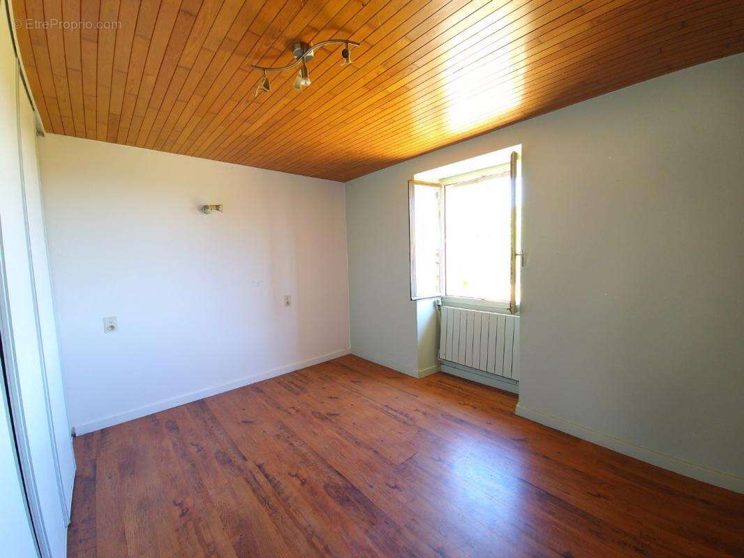 Maison à LACAPELLE-LIVRON