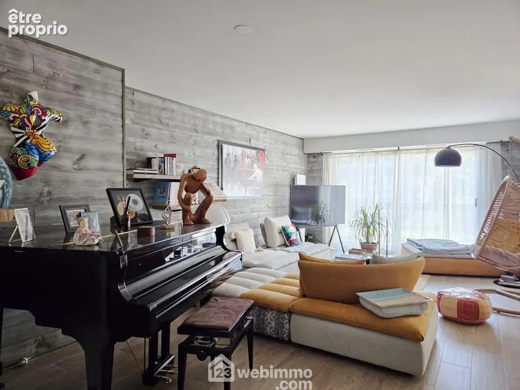 À deux pas des écoles et des commerces, et à moins d'un kilomètre de la gare, ce bel appartement est situé au 1er étage avec ascenseur d'une résidence sécurisée.