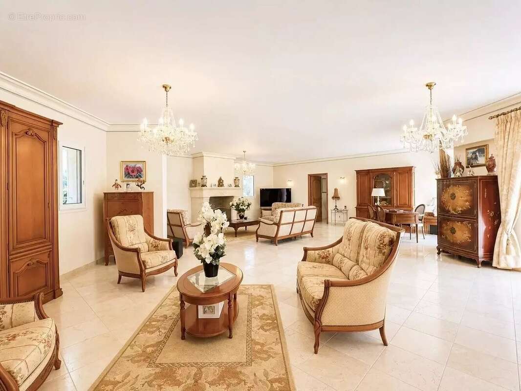 A vendre à  Mougins belle Propriété de 430 m² sur un Terrain de 5 500 m2 - photo 12