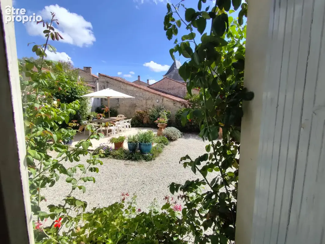 Jolie maison de village de quatre chambres avec grand jardin et grange, au cœur de Tusson - photo 9