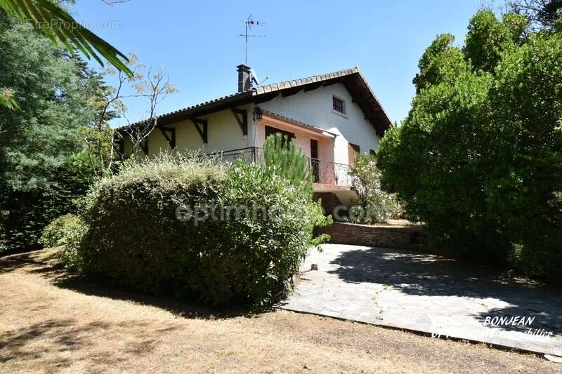 CARCANS BOURG - Maison familiale à rénover avec dépendances sur un magnifique terrain arboré d'environ 1400 m2 - photo 2
