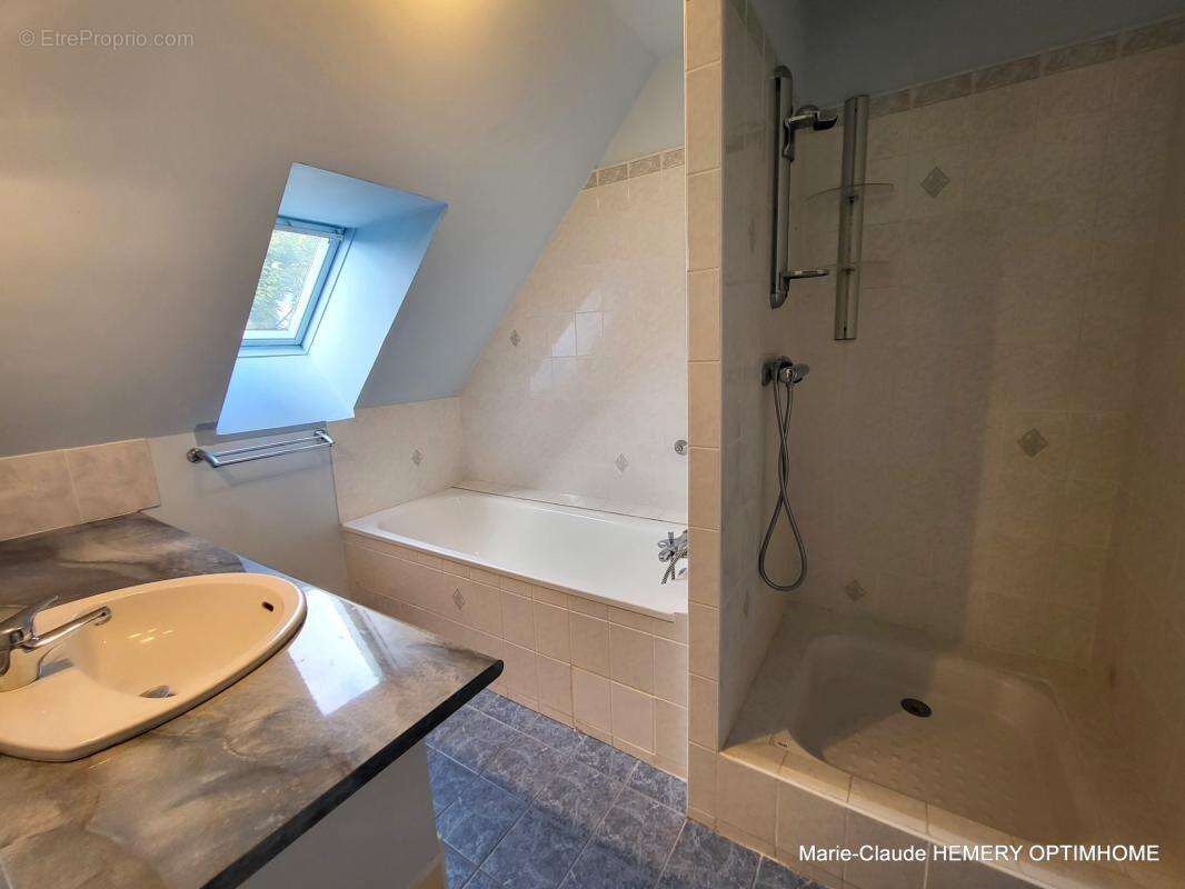 Maison de 101.52 m² plus une véranda de 14.50m² sur jardin clos de 552 m², 4 chambres. plages et commerces à pied - photo 12