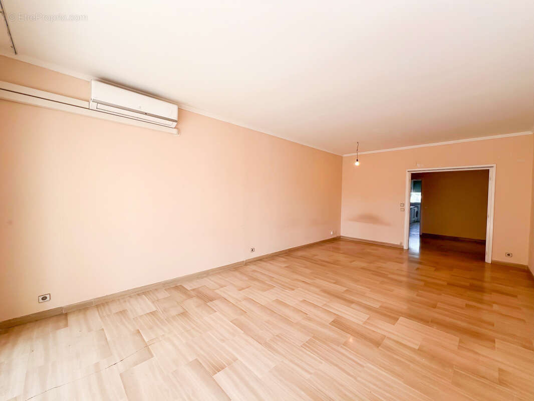 Appartement à VALLAURIS
