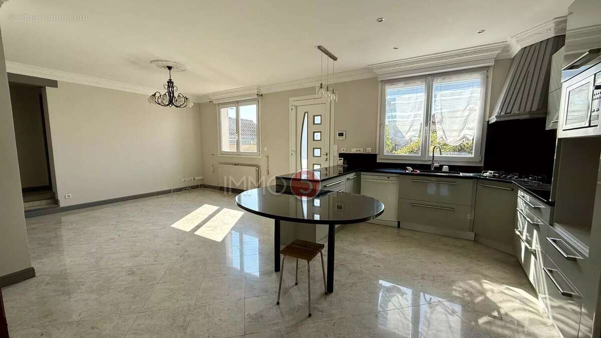 Appartement à LES PAVILLONS-SOUS-BOIS