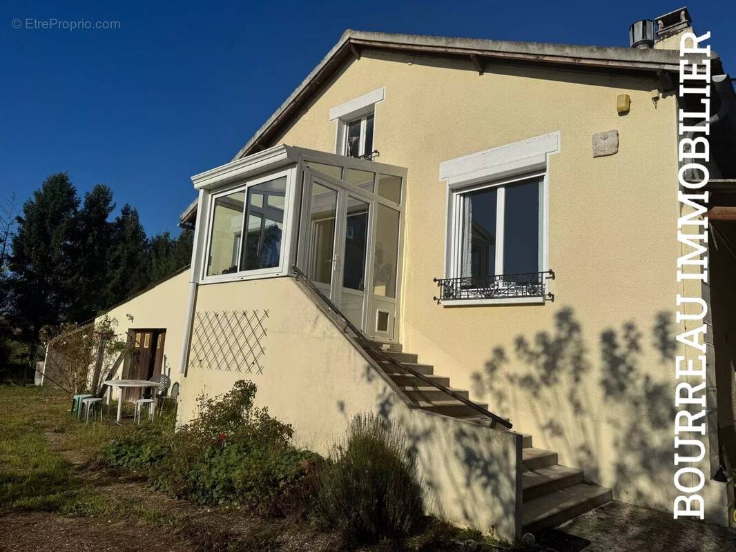 Appartement à LA CELLE-SAINT-CYR