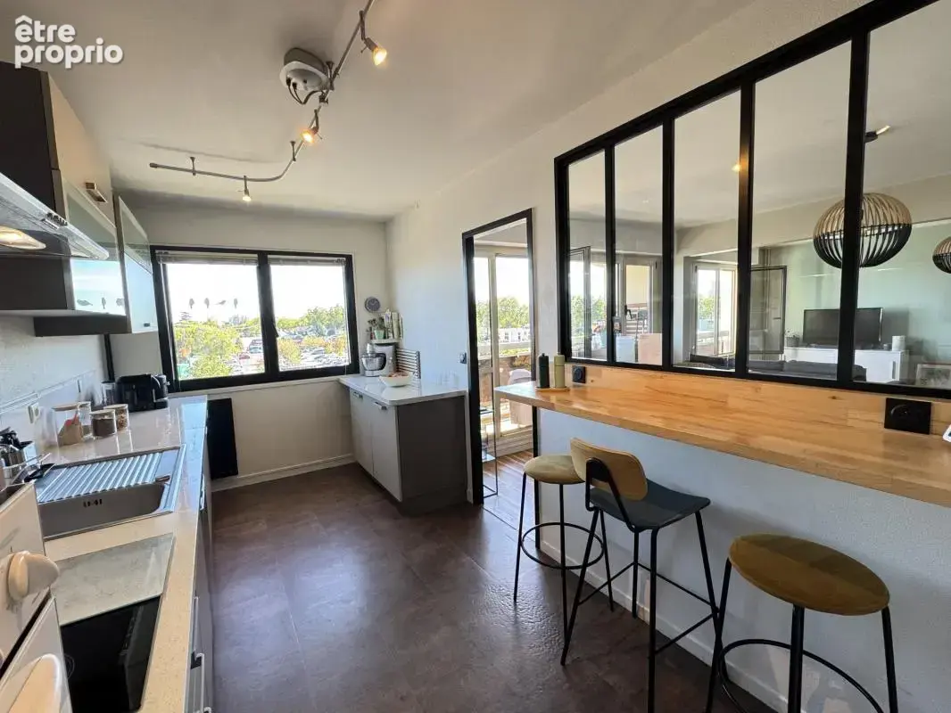 Appartement type 5 - 3 chambres - proche tramway et commerce - photo 3