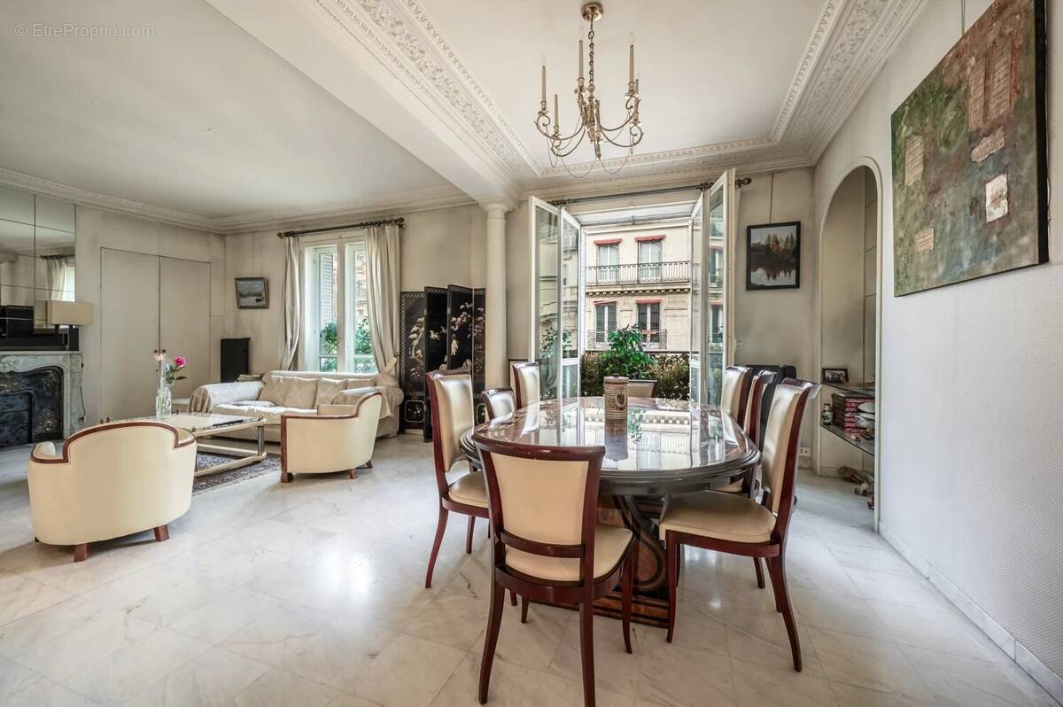 Appartement à PARIS-16E