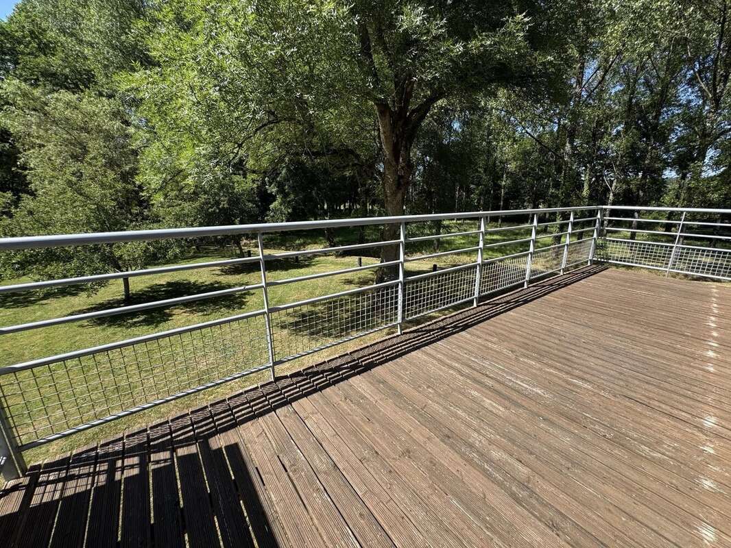 Propriété de caractère, indépendante, avec de vastes jardins privés et un bois - photo 13