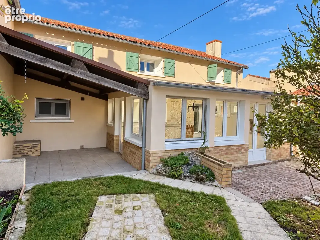 Maison de bourg avec terrain et dependances - photo 3