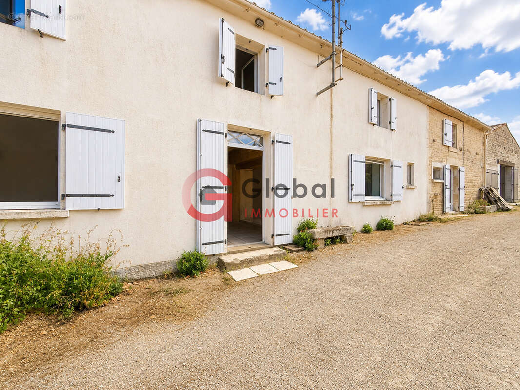 Maison en pierre avec dépendances et terrain clos - photo 11