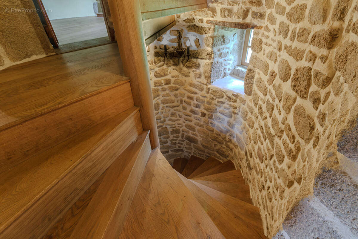 Mayenne : Manoir fortifié de 4 chambres avec dépendance, granges, boulangerie et enclos. - photo 9