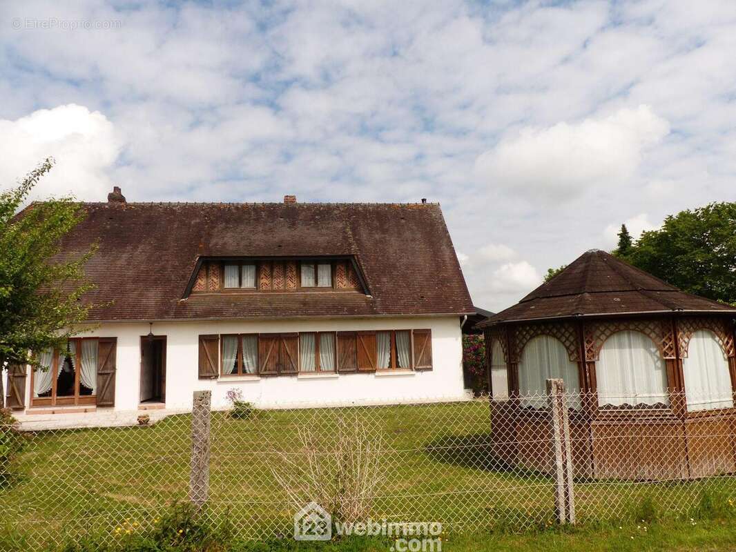 Plain Pied de 100 m2 environ et pergola aménagée et équipée de 12 m2 pour profiter du soleil et de la nature. - Maison à FONTAINE-LE-BOURG