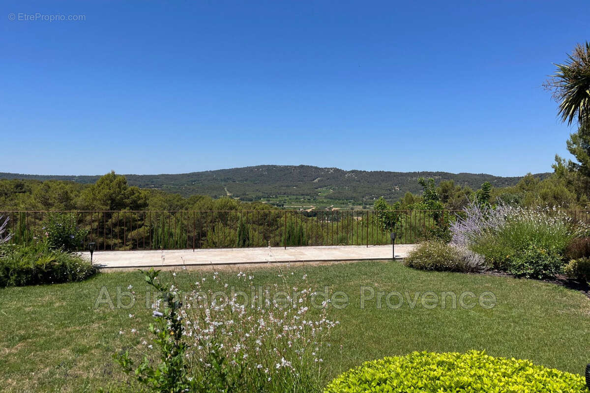 Maison 472 m² à Rognes  - photo 2