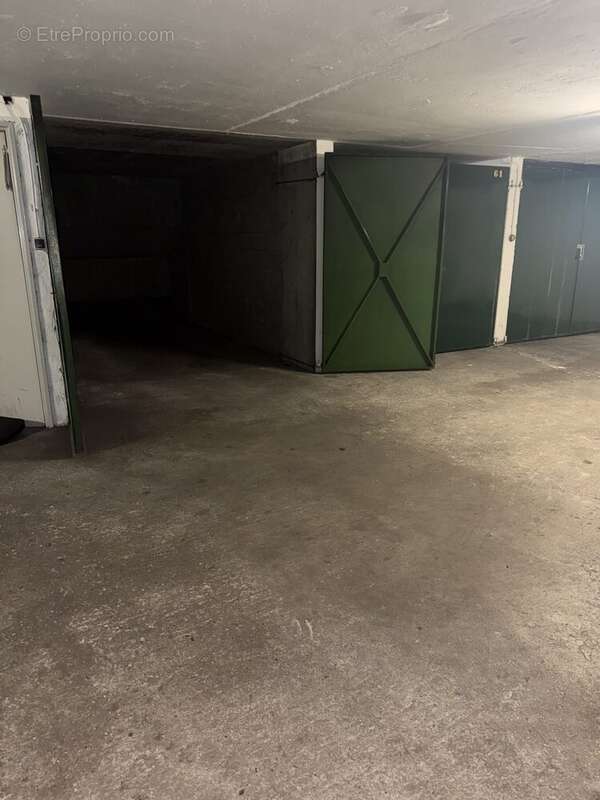 Parking à PARIS-17E