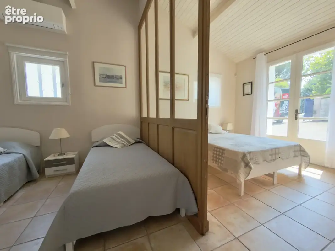 Villa d'exception avec piscine, jacuzzi, double garage et petit étang. - photo 24